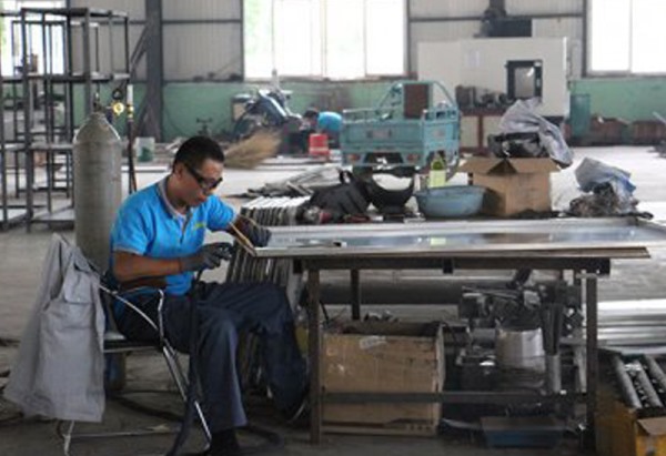 微波設備工人生產車間線展示